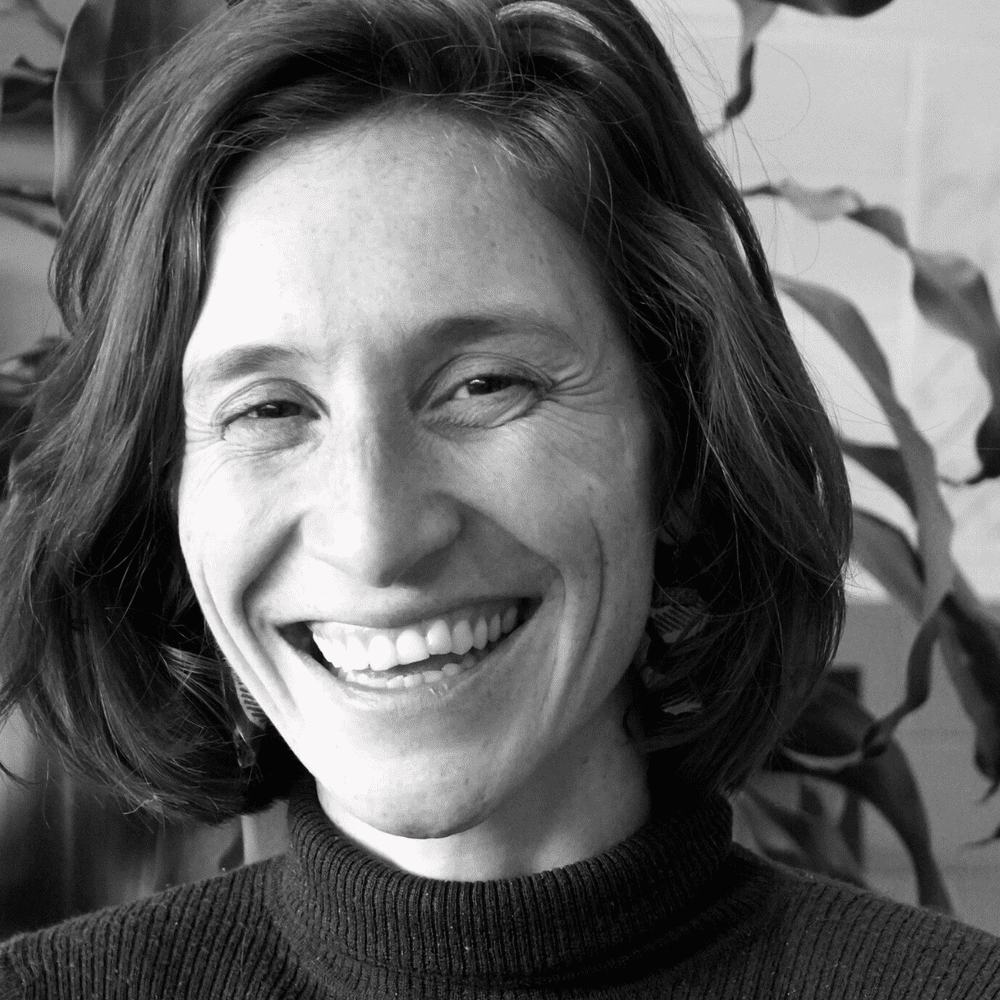 Estelle Le Roux, Directrice Générale de Village Urbain en noir et blanc