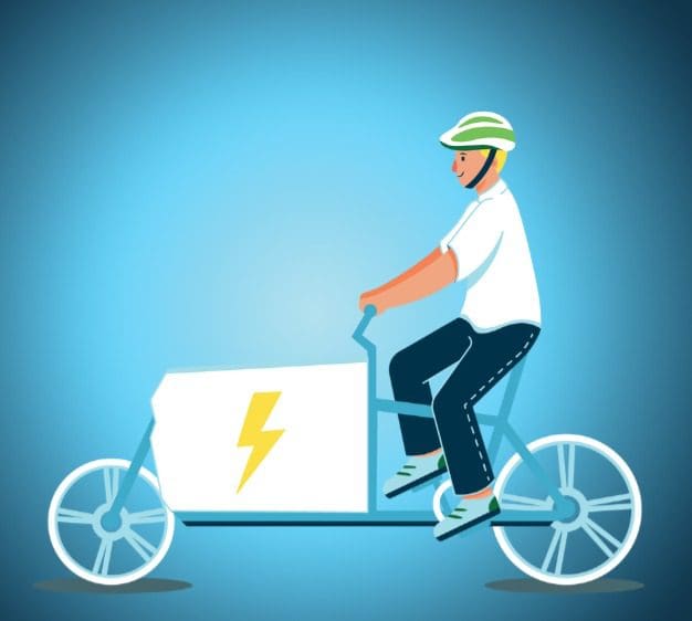 Illustration d'une personne portant un casque vert et une chemise blanche sur un vélo cargo bleu avec un symbole électrique sur le côté. L'arrière-plan est un dégradé de bleu clair à bleu foncé.