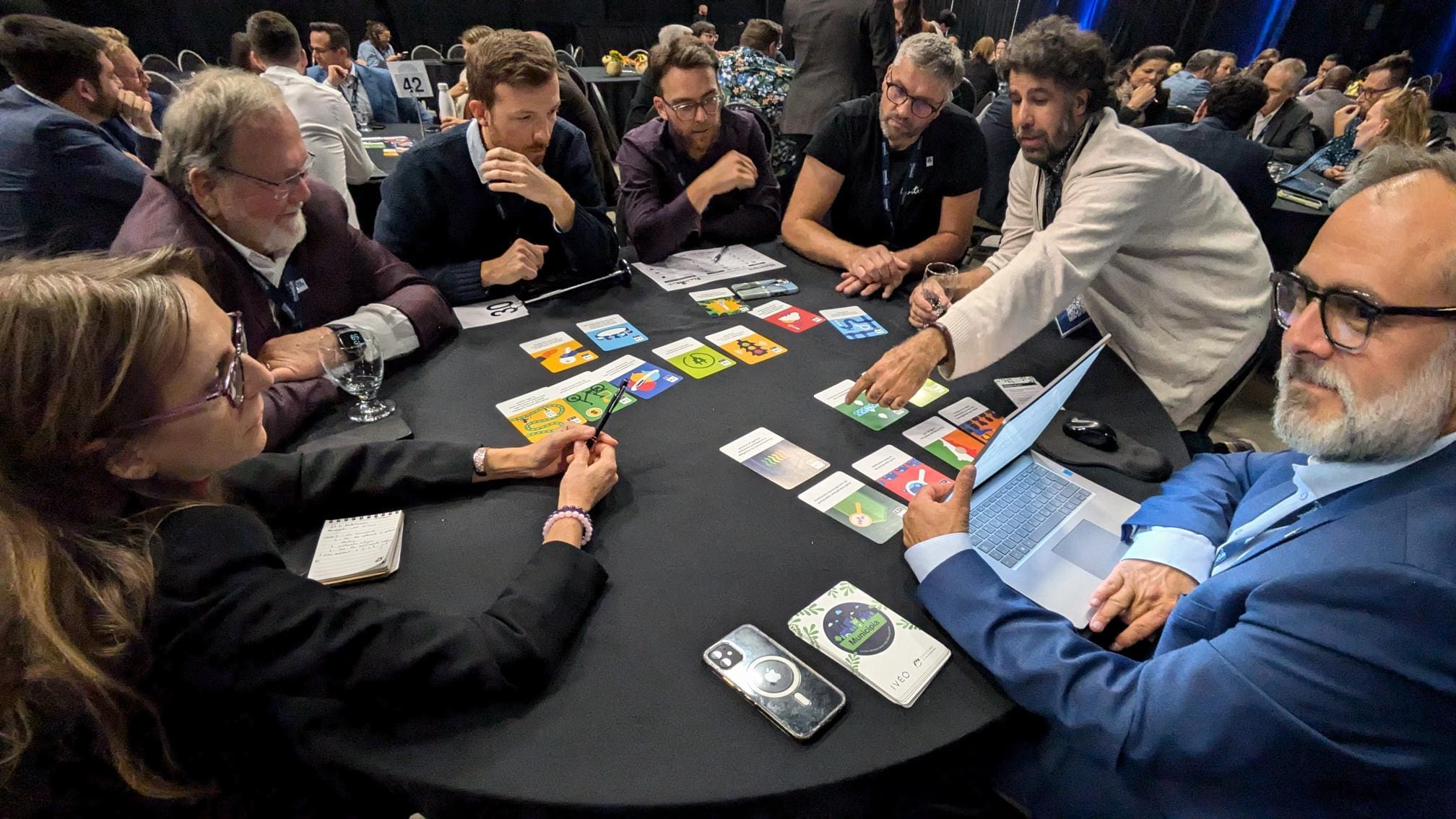 "Un groupe de sept personnes est assis autour d'une table ronde au SIIViM Drummondville