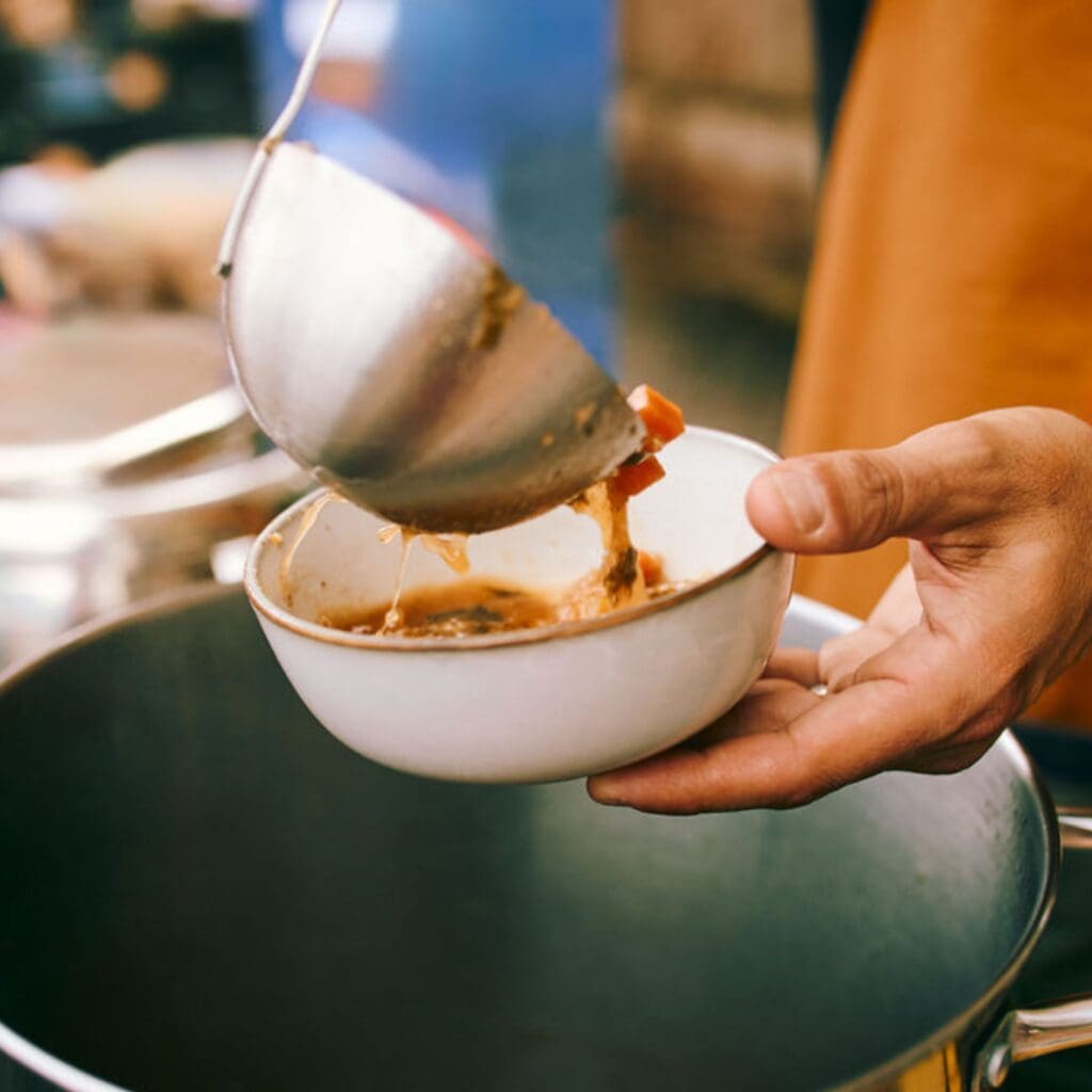 Un repas de santé planétaire en train d'être servi