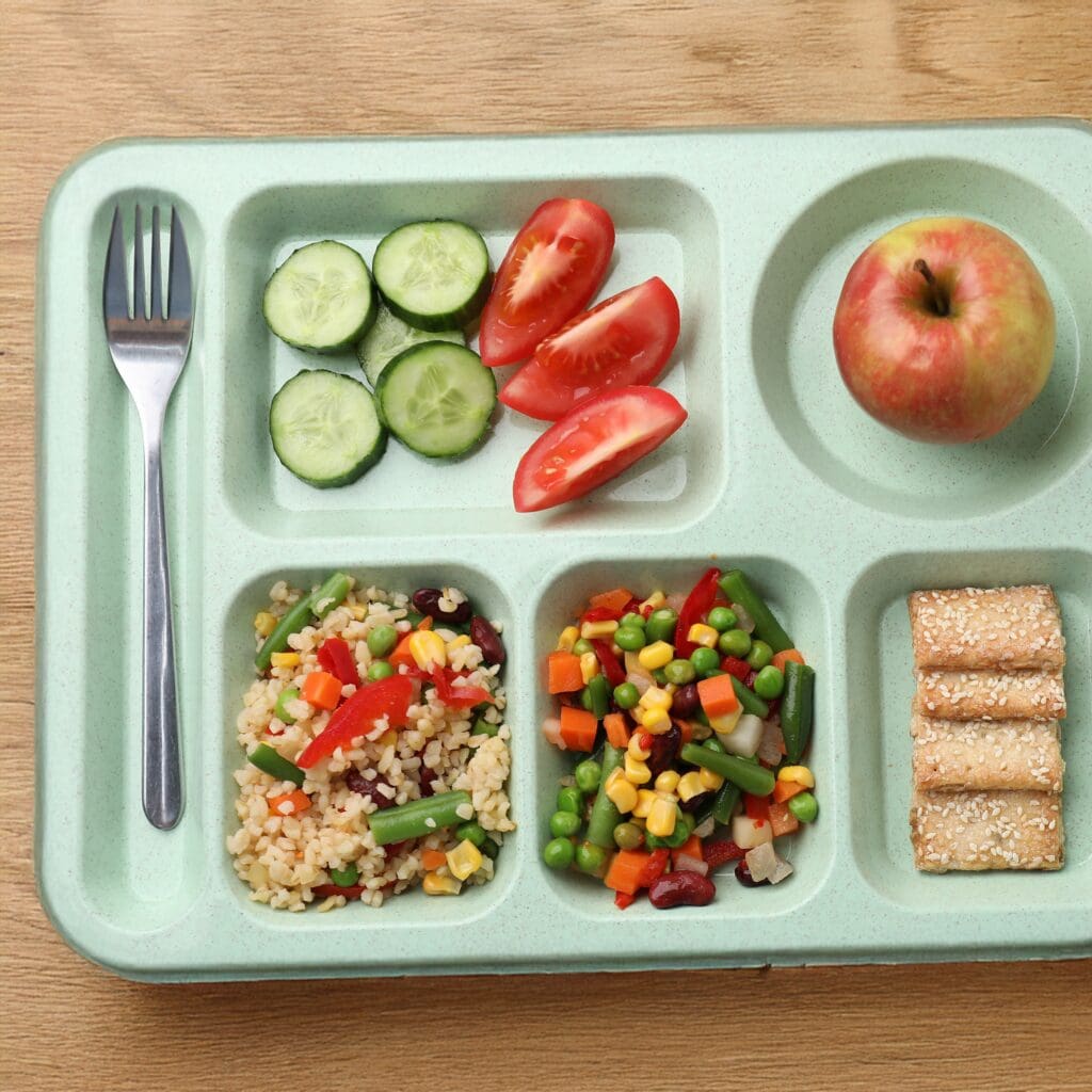 Un plateau de cafétéria composé d'aliments locaux et durables